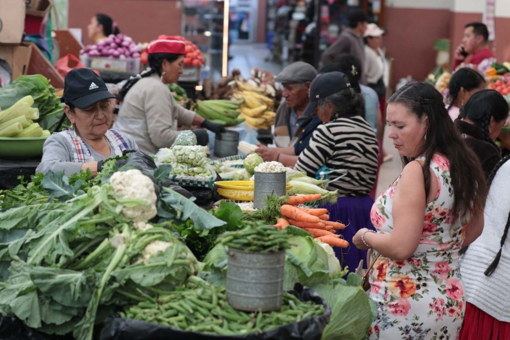 Mercado Diez de Agosto en Cuenca. Venta de frutas y legumbres.