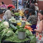 Mercado Diez de Agosto en Cuenca. Venta de frutas y legumbres.