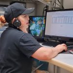 La azuaya Adriana Garzón durante su horario laboral en una de las agencias de Taco Bell en Estados Unidos. / Cortesía