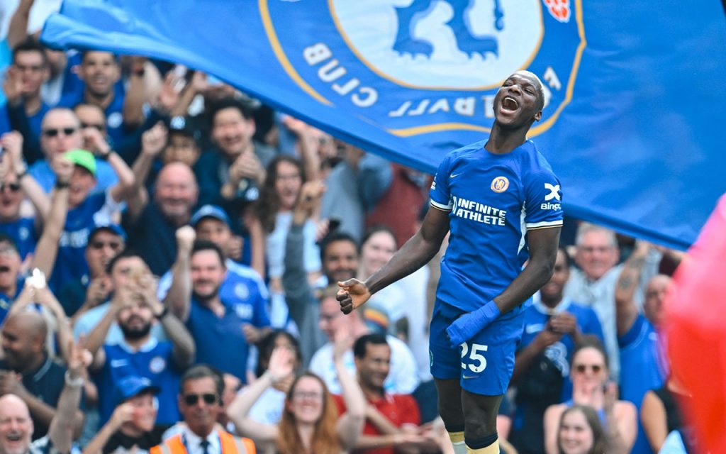 Moisés Caicedo durante la celebración de su primer gol con el Chelsea en la Premier League.