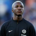 Moisés Caicedo busca clasificar con el Chelsea a un torneo internacional.