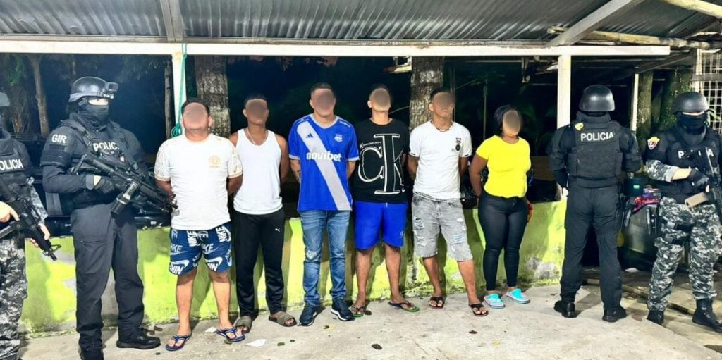 Operativo en Ecuador deja 23 detenidos, entre ellos la pareja del prófugo de alias “Fito”