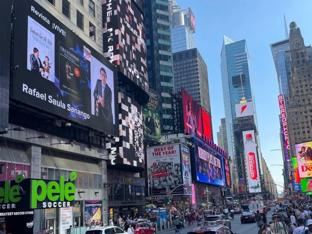 Los libros ‘Cantando con mi bebé’ y ‘Coral ecuatoriano’, de autoría del maestro Rafael Saula Sanango se proyectan en el Times Square.