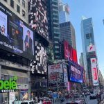 Los libros ‘Cantando con mi bebé’ y ‘Coral ecuatoriano’, de autoría del maestro Rafael Saula Sanango se proyectan en el Times Square.