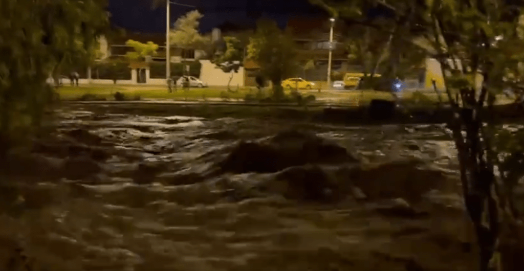 El río Tomebamba se desbordó en varios sectores de Cuenca debido a la fuerte lluvia ocurrida este sábado 4 de mayo de 2024. Foto Captura