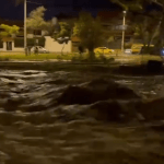 El río Tomebamba se desbordó en varios sectores de Cuenca debido a la fuerte lluvia ocurrida este sábado 4 de mayo de 2024. Foto Captura