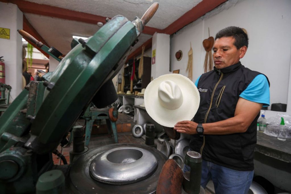 Flavio Tobay, trabajador de la industria de fabricación y acabados de productos artesanales. El acuerdo comercial con China contempla la desgravación inmediata para sombreros de paja toquilla.