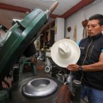 Flavio Tobay, trabajador de la industria de fabricación y acabados de productos artesanales. El acuerdo comercial con China contempla la desgravación inmediata para sombreros de paja toquilla.