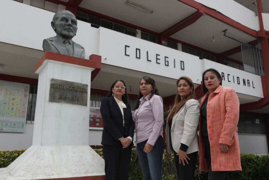 Lupita Cárdenas, Enma Torres y Aida Cevallos, docentes de la Unidad Educativa Miguel Merchán Ochoa, junto a Ruth Lojano Guerrero, rectora de la institución.