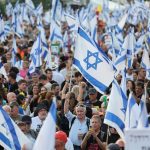 Miles de personas se congregaron este lunes frente a la Knéset (Parlamento israelí) para pedir la celebración de elecciones anticipadas y un acuerdo de alto el fuego con Hamás para liberar a los rehenes en la Franja de Gaza