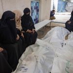 Palestinos lloran junto a los cuerpos de sus familiares en el exterior del Hospital Europeo de Khan Yunis, en el sur de la Franja de Gaza, este lunes. Al menos 10 personas, incluidos tres niños, murieron en un ataque del ejército israelí en Khan Yunis, según la Defensa Civil Palestina. EFE