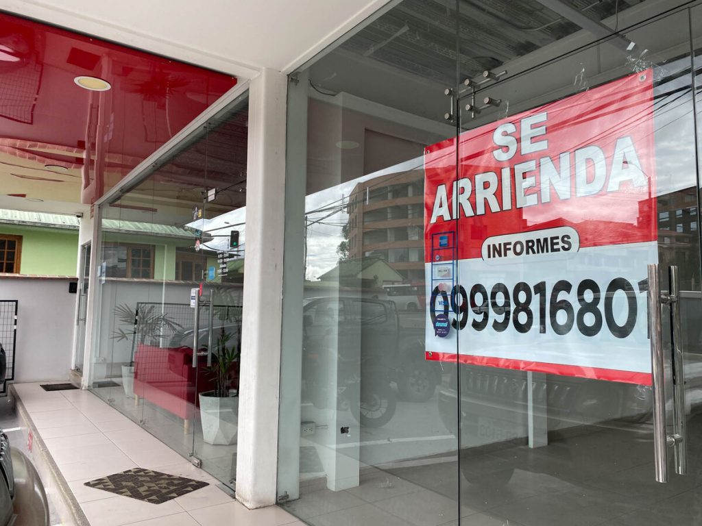 Letrero de local en arriendo en Cuenca, ciudad donde los arriendos son los más caros del Ecuador.