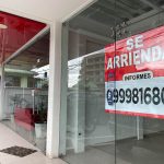 Letrero de local en arriendo en Cuenca, ciudad donde los arriendos son los más caros del Ecuador.