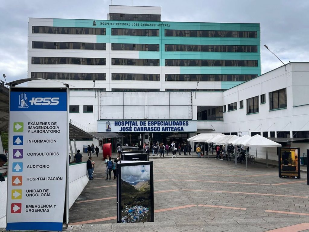 Edificio del hospital Jose Carrasco Arteaga, del IESS, en Cuenca.