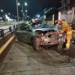 Vehículo accidentado en Cuenca. Miembros del Cuerpo de Bomberos atienden la emergencia.