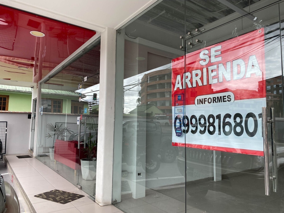 Letrero de local en arriendo en Cuenca, ciudad donde los arriendos son los más caros del Ecuador.