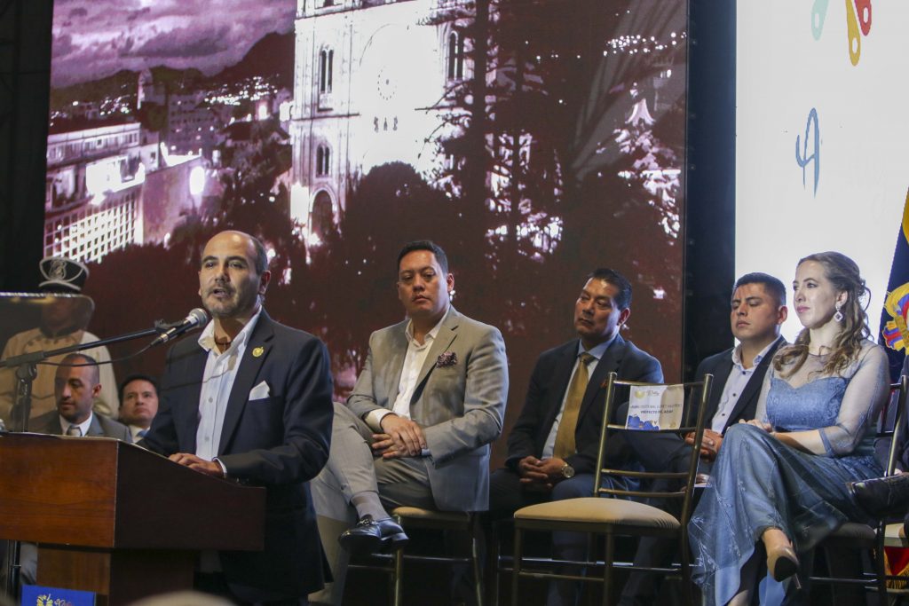 El prefecto Juan Cristóbal Lloret se refirió a la historia y el trabajo cumplido por su gestión durante la sesión solemne por el bicentenario de provincialización del Azuay. XCA