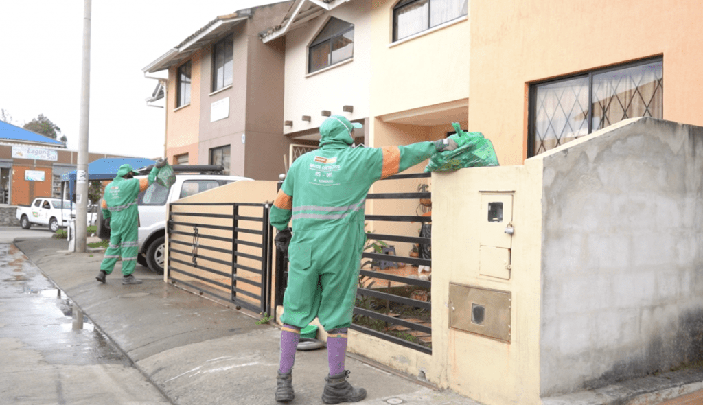 Fundas verdes de la EMAC EP para la recolección de desechos orgánicos.