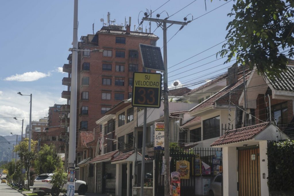 Radar colocado en la avenida Ordóñez Lasso, en Cuenca.