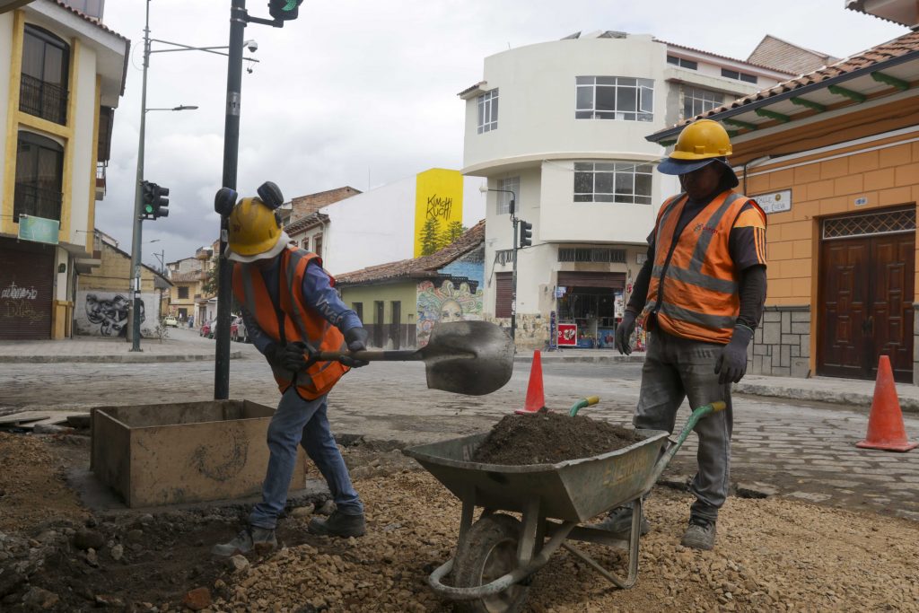 En la calle Mariano Cueva, entre Presidente Córdova y Juan Jaramillo, se construyen nuevas aceras. El Municipio, a través de la dirección de Obras Públicas, ejecuta los trabajos. XCA