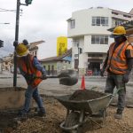 En la calle Mariano Cueva, entre Presidente Córdova y Juan Jaramillo, se construyen nuevas aceras. El Municipio, a través de la dirección de Obras Públicas, ejecuta los trabajos. XCA