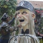 Jaime Quezada muestra el rostro de la marioneta del “Viejo y peludo”. Esta figura la elaboró con sus dos hermanos para el desfile por los 160 años del colegio Benigno Malo. XCA