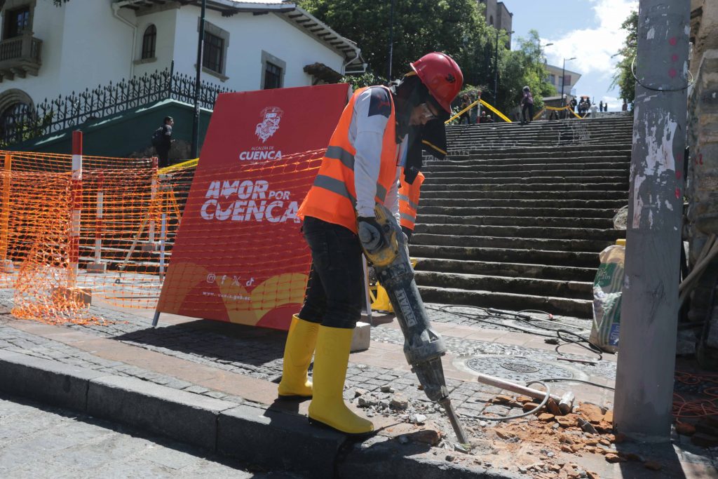 El personal de la contratista inició ayer la reconstrucción de la escalinata “Francisco Sojos”. Las primeras labores consistieron en suspender el paso de transeúntes. BPR