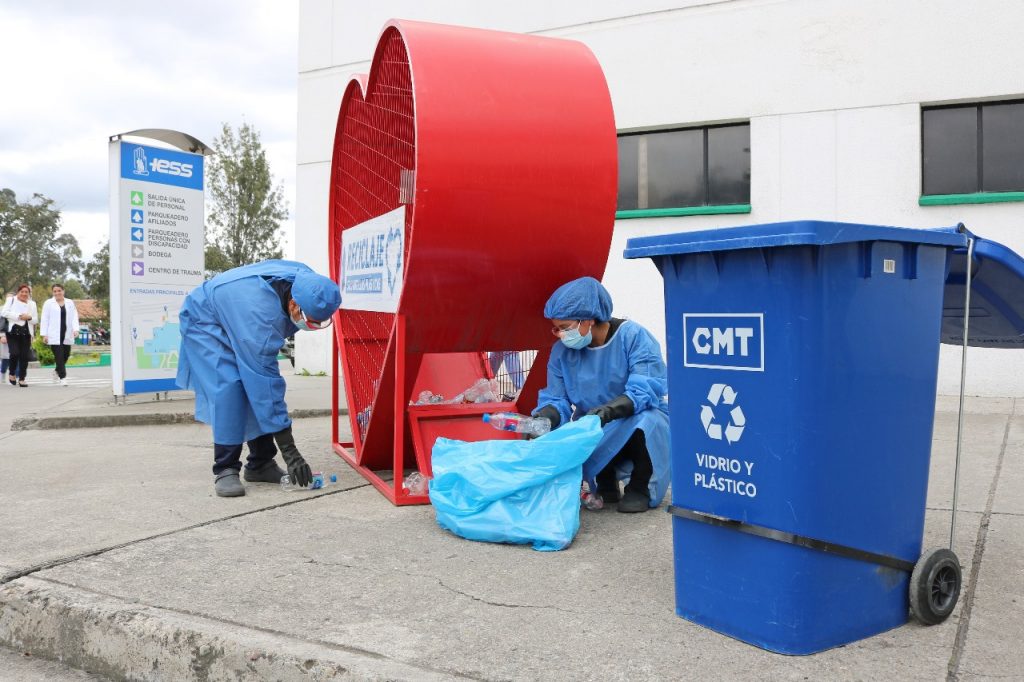 En el hospital “José Carrasco Arteaga” se implementaron contenedores para impulsar el reciclaje. Los recipientes se ubican en el área interna como externa del centro de salud. Cortesía