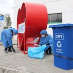 En el hospital “José Carrasco Arteaga” se implementaron contenedores para impulsar el reciclaje. Los recipientes se ubican en el área interna como externa del centro de salud. Cortesía