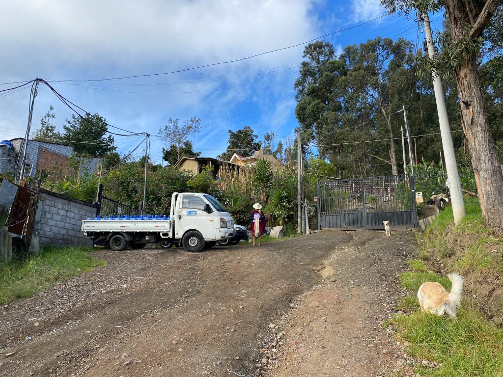 En el barrio Chaguarchimbana Alto carecen de los servicios de agua potable y alcantarillado. También reclaman por el mal estado del único acceso al sector. XCA