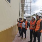 El equipo multidisciplinario de especialistas muestran el muro restaurado en la iglesia patrimonial de la parroquia Cumbe. XCA