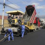 n las proximidades de la intersección con la avenida de las Américas se colocaba ayer la carpeta asfáltica. La rehabilitación de la Medio Ejido-Sayausí terminará el próximo mes. XCA