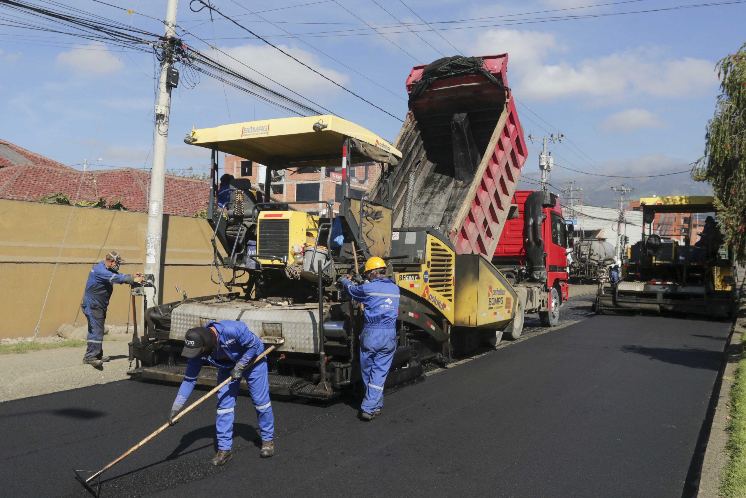 n las proximidades de la intersección con la avenida de las Américas se colocaba ayer la carpeta asfáltica. La rehabilitación de la Medio Ejido-Sayausí terminará el próximo mes. XCA