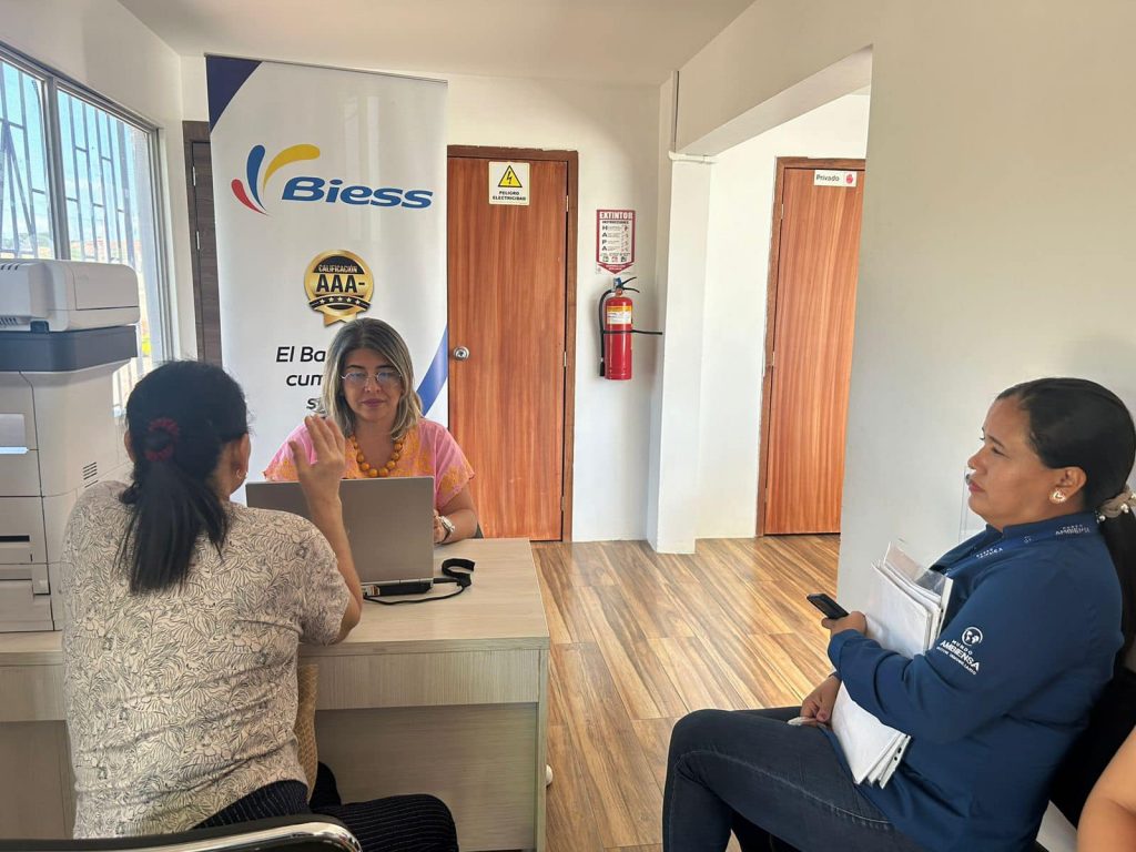 Funcionarios del BIESS entregan información sobre los servicios de la entidad financiera. /Cortesía