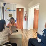 Funcionarios del BIESS entregan información sobre los servicios de la entidad financiera. /Cortesía