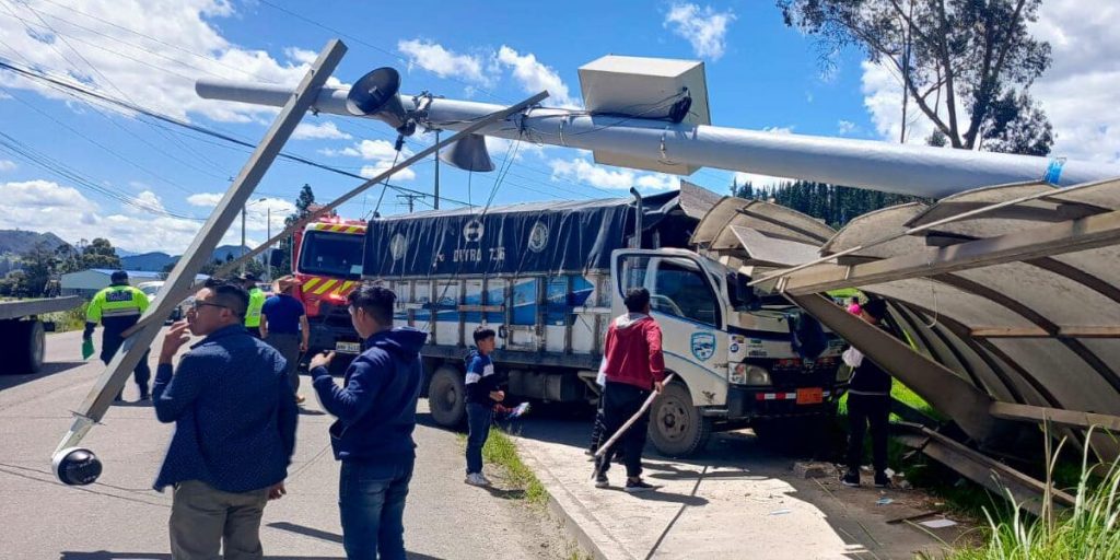 Accidente de tránsito en el kilómetro 13 de la vía Cuenca-Girón, sector redondel de Cumbe.
