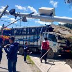 Accidente de tránsito en el kilómetro 13 de la vía Cuenca-Girón, sector redondel de Cumbe.