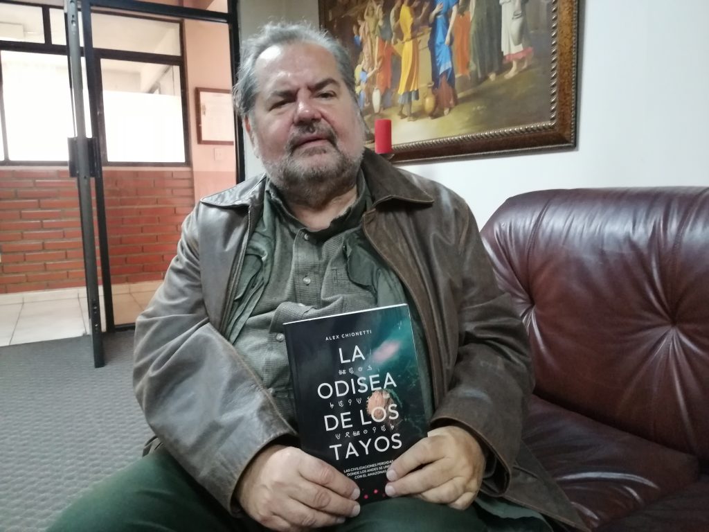 El autor Alex Chionetti junto con el nuevo libro que presentó en la Universidad de Cuenca. /FCS