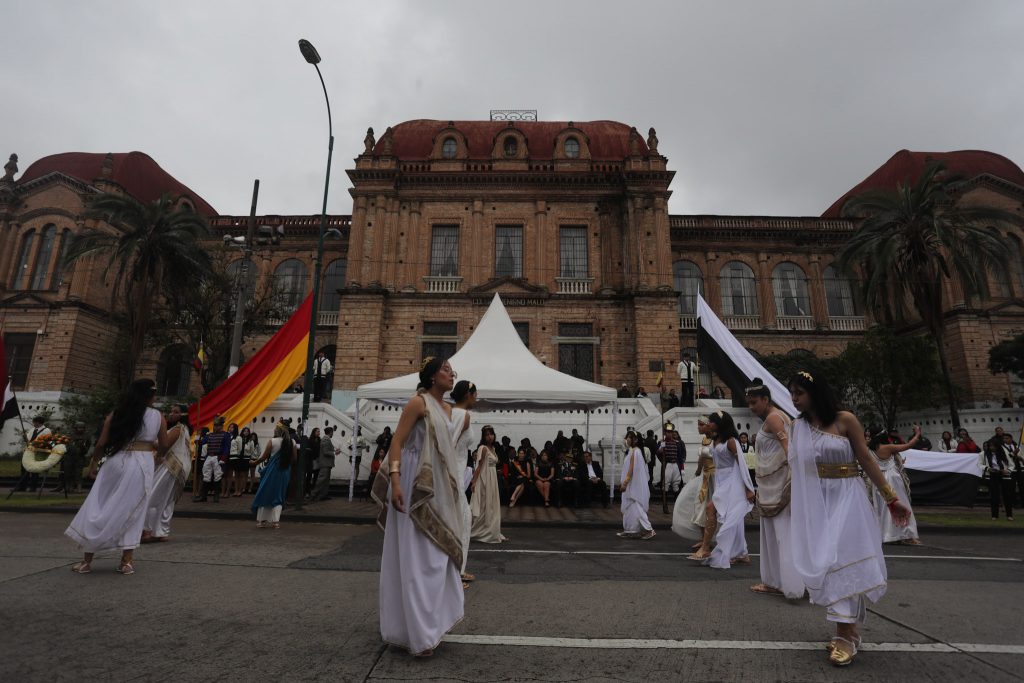 El Colegio Benigno Malo celebró el pregón de sus fiestas con un desfile de colegios centenarios en Cuenca.