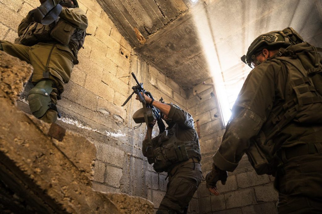El Ejército israelí refuerza la costa de Gaza para la reapertura del muelle de EEUU thumbnail