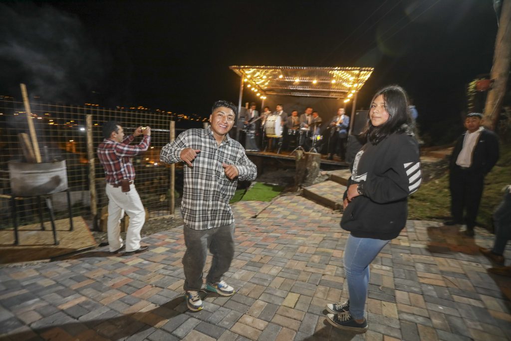El emprendimiento “Banda Bar” se ubica cerca de la iglesia parroquial de Turi. Se caracteriza por su ambiente musical para las familias y grupos de amigos. XCA