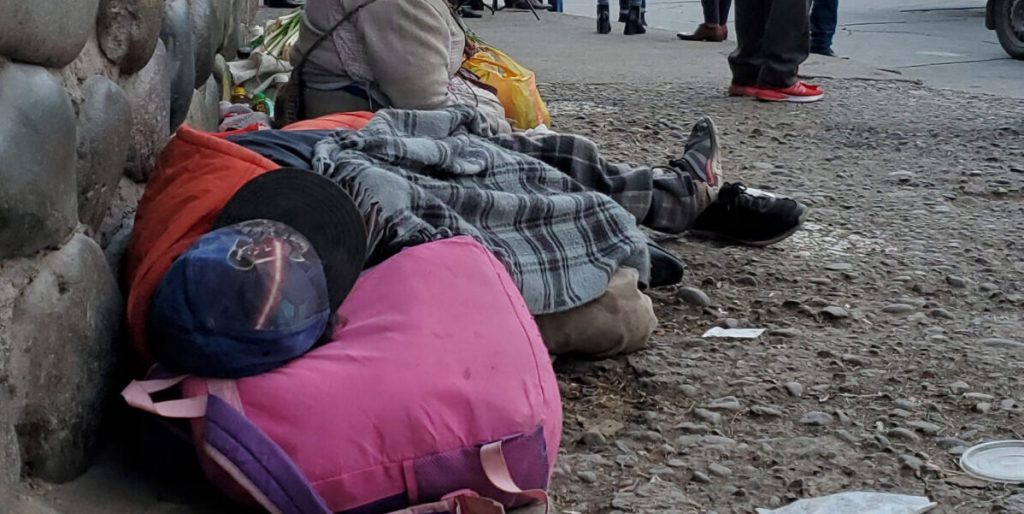 Hay personas que desfallecen sobre las aceras a consecuencia de adicciones o porque están en situación de calle. Imagen captada en el sector Feria Libre, en Cuenca.