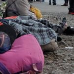 Hay personas que desfallecen sobre las aceras a consecuencia de adicciones o porque están en situación de calle. Imagen captada en el sector Feria Libre, en Cuenca.
