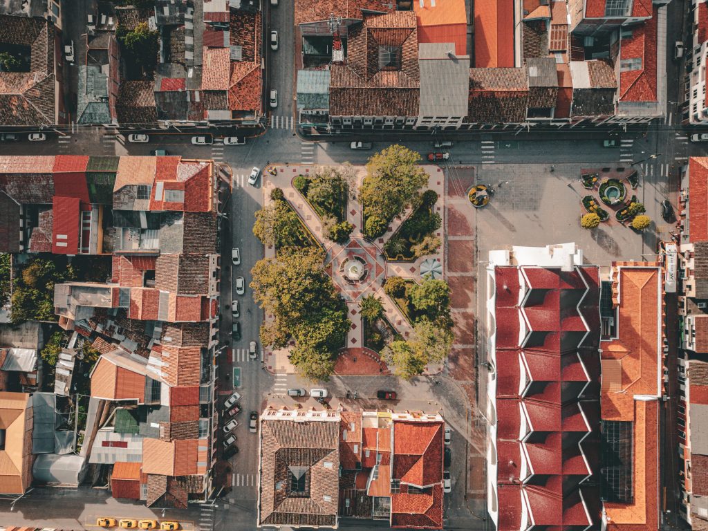Imagen de la cabecera cantonal de Girón tomada desde un dron. Se observa el edificio municipal, el parque central y la iglesia matriz. Cortesía