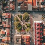 Imagen de la cabecera cantonal de Girón tomada desde un dron. Se observa el edificio municipal, el parque central y la iglesia matriz. Cortesía
