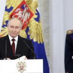 l presidente ruso, Vladímir Putin, destacó hoy en el Kremlin la unidad de los rusos, basada en el patriotismo y la responsabilidad por el destino de la patria, durante la ceremonia de condecoración de los Premios Estatales y medallas de "Héroe del Trabajo" llevada a cabo en ocasión del Día de Rusia.