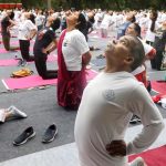 Con más de 3.000 personas realizando de forma simultánea cinco posturas distintas de yoga para conmemorar el día internacional de esta práctica milenaria
