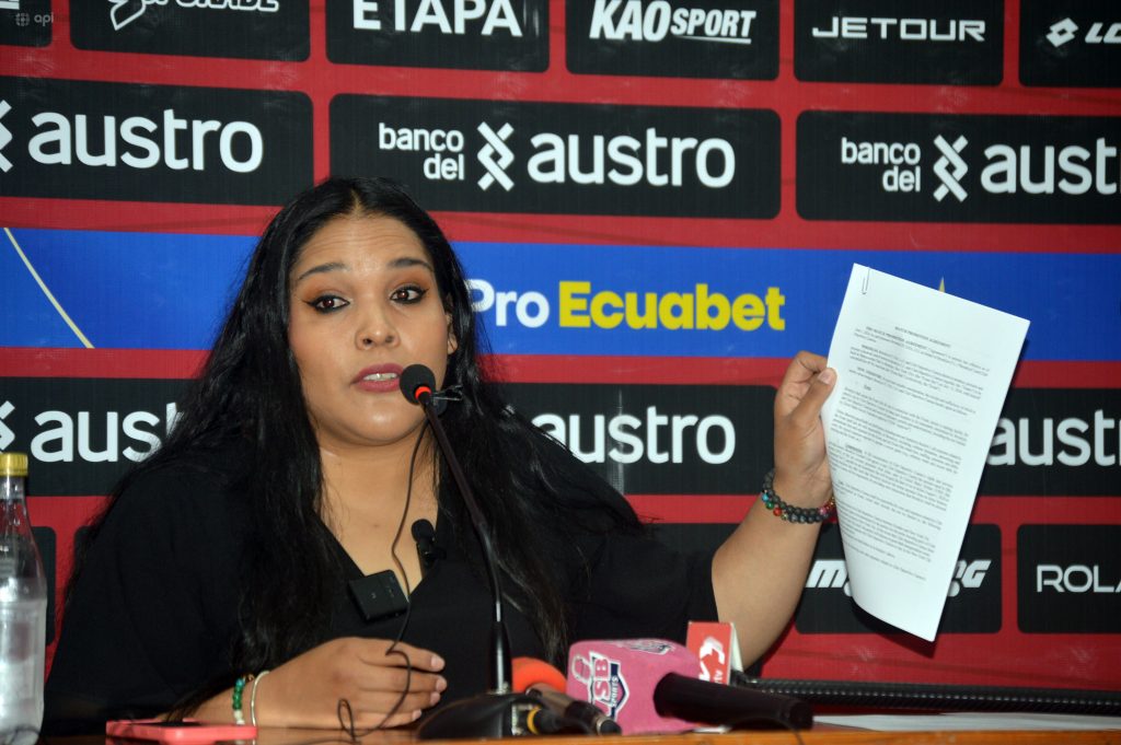 Nataly Villavicencio, presidenta del club Deportivo Cuenca, en rueda de prensa. / Boris Romoleroux/API.