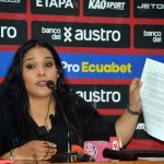 Nataly Villavicencio, presidenta del club Deportivo Cuenca, en rueda de prensa. / Boris Romoleroux/API.