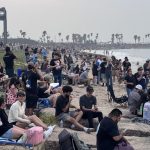 Personas se reúnen para observar el lanzamiento del Starship en la playa Isla Blanca, de la Isla de Padre Sur, a 1,5 kilómetros de Starbase, el complejo espacial de Elon Musk, este jueves en Boca Chica,Texas(Estados Unidos). SpaceX logró este jueves un exitoso lanzamiento de su enorme y poderoso Starship, desde Texas, al poder regresar de forma controlada a la Tierra ambas etapas de la nave, un hito que no había cumplido en sus primeras tres pruebas y que allana el camino de Estados Unidos para regresar a la Luna y llegar a Marte. EFE